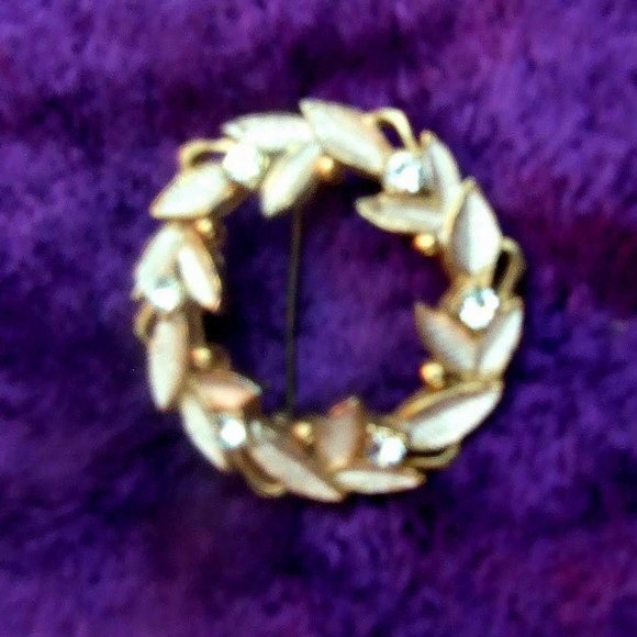 Vintage Rhinestone Gold Tone Wreath Brooch - Picture 1 of 2